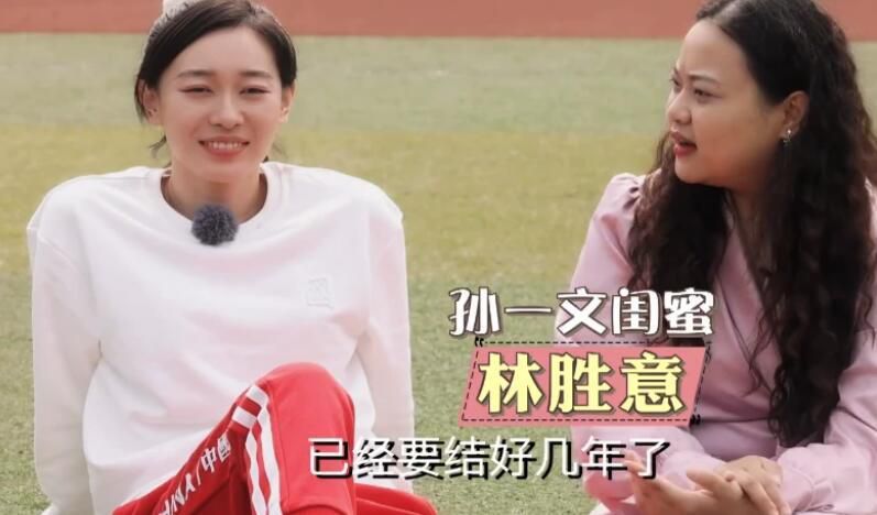 那狱警见她这副惨样，浑身是伤，连门牙都掉了两颗，心里也不由暗暗惊讶。